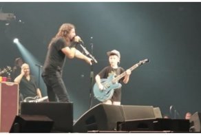 10-летний мальчик сыграл хит Metallica на концерте Foo Fighters