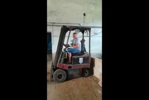 Серега, стой! "Гениальное" решение от латвийского рабочего на погрузчике