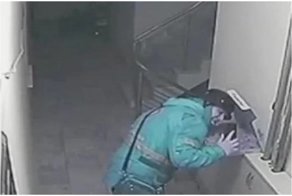 Доставщик пиццы сделал селфи, за которое может поплатиться свободой: видео