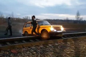 В Омске поезд снёс Ниву, застрявшую на рельсах