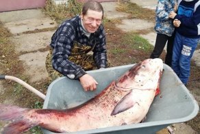 Настоящую царь-рыбу выудил из Оки житель Полян Алексей Макаров