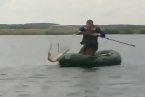 Пообнимался и хватит! Курьезный случай на рыбалке в Якутии