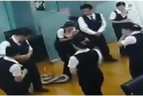 На сотрудников китайского банка упал с потолка питон