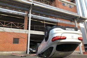 Сотрудник автомойки вылетел со второго этажа парковки, перепутав педали в автомобиле клиента