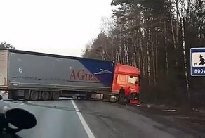Неадекватный водитель фуры устроил шоу на трассе, чудом никого не зацепив