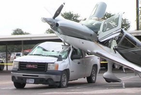 Самолет с парашютом приземлился на автостоянку в США