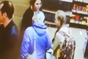 Женщина украла телефон, который девочка случайно оставила на полке в магазине