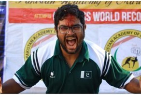 Пакистанец установил новый мировой рекорд, разбив своим лбом 243 ореха