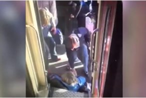 В Петербурге пассажирка упала между платформой и вагоном поезда: видео
