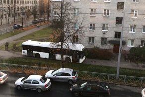 В Ломоносове автобус перевозил пассажиров по тротуару