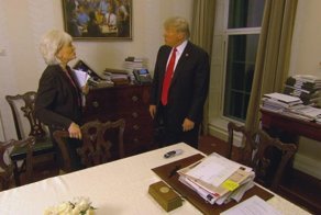 Видите картину в кабинете Трампа? Именно она заставила юзеров делать фотожабы