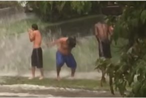 Трое американцев организовали себе бесплатный "придорожный аквапарк"