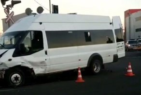 Авария дня.  В Новороссийске столкнулись легковой автомобиль и маршрутка