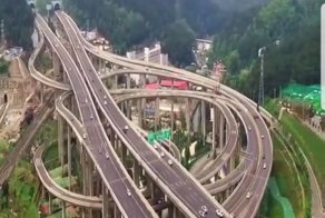 Дорожная развязка в Китае, которая похожа на гигантские американские горки для автомобилей