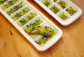 8 полезных идей для кухни: что заморозить в формочке для льда?