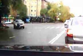 В Абакане очевидцам пришлось доставать пожилую женщину из под колес Лексуса