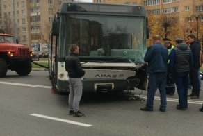 Авария дня.  В Серпухове кроссовер врезался в автобус