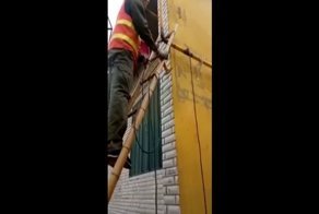 Рабочий увлекся процессом сваривания трубы и попал в просак