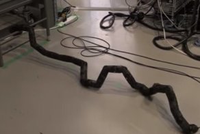 Японские инженеры создали робота-змею, который умеет подниматься по лестнице