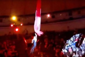 Видео: воздушная гимнастка сорвалась с высоты во время трюка