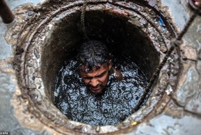 Смертельно опасно: индийские уборщики нечистот регулярно погибают на работе