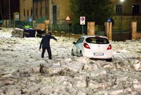 Рим внезапно завалило снегом и льдом после мощной бури с градом