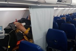 Шторкой прикрыли: как перевозят больных людей в самолёте