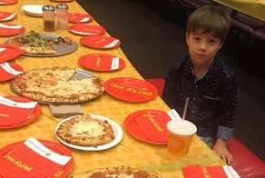 Паренёк был расстроен, когда гости не соизволили прийти на его 6-й день рождения