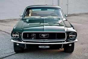 Классический Ford Mustang детектива Буллита с современной начинкой