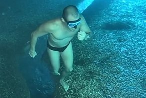 Вверх головой или вверх ногами? Видеозагадка от ныряльщика-шутника