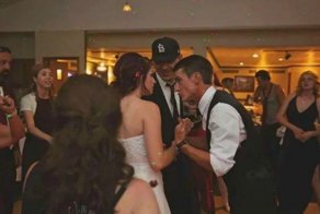 На невинном свадебном фото разглядели пикантную оптическую иллюзию