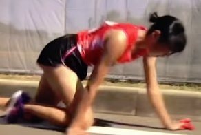 Японская бегунья во время марафона сломала ногу, но не сдалась и доползла до финиша: видео