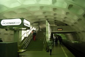 В Московском метро голый мужчина прополз "по-пластунски" и угодил в психушку