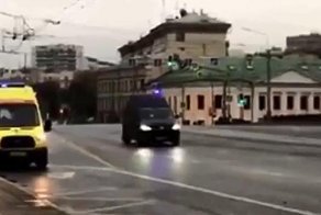 Автомобиль скорой помощи остановили из-за движения кортежа
