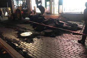 В Москве плитку покрыли асфальтом, а потом и вовсе сняли её с тротуара