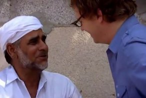 Житель ОАЭ не смог сдержать смех, узнав что у британца всего одна жена