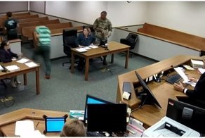 Неожиданно для всех судья погнался за сбежавшими из зала суда преступниками