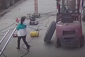 Взорвавшаяся шина отбросила мать с ребенком на руках
