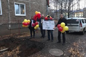 В Кирове отметили день рождения ямы, которую коммунальщики не могут уже месяц закопать
