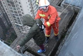 Мальчик так не хотел в школу, что забрался на 33-этажное здание
