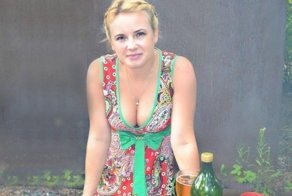 Богини декольте: девушки, которым невозможно смотреть в глаза
