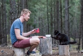 Парень уже три года путешествует по Австралии со своей кошкой