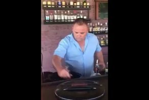 Классные трюки бармена во время приготовления коктейля