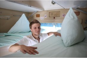 Новая "услуга": проводник украинского поезда сделал минет спящему пассажиру