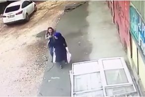 Два турецких медработника упали в массивный провал, внезапно образовавшийся под их ногами