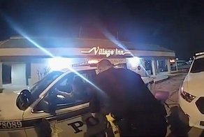 Задержанная женщина в наручниках, угнала полицейскую машину в США