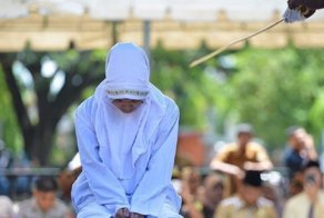 Молодую индонезийку избили палками за близость с бойфрендом