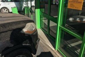 Когда наглость зашкаливает: в Астрахани водитель припарковался в дверях магазина