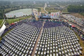 Индийский бизнесмен купил сотрудникам своей компании 600 новых автомобилей