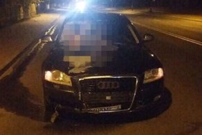 Пешеход после наезда влетел в салон Audi